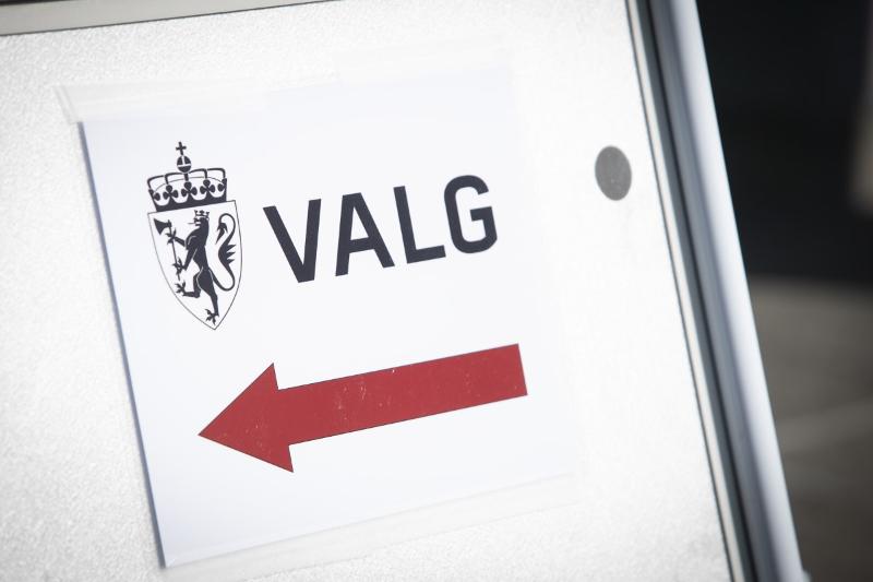 Eit lite skilt kor det står VALG med ein raud pil til høgre.